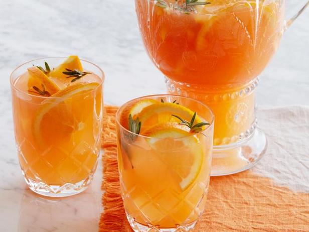 Zubereitung - Sangria mit Orange, Aperol und Rosmarin