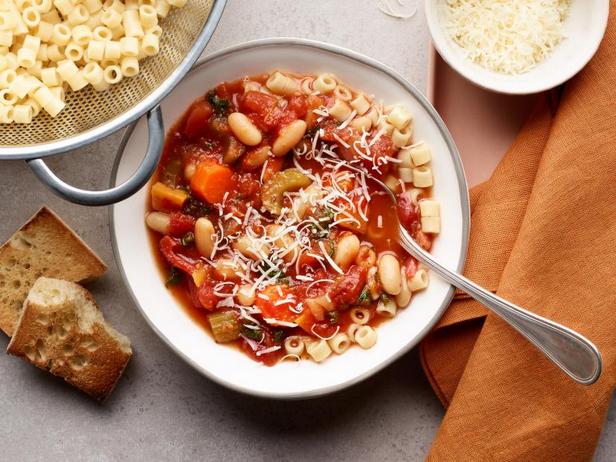 Yavaş Pişiriciyle Vejetaryen Minestrone Çorbası Nasıl Yapılır?