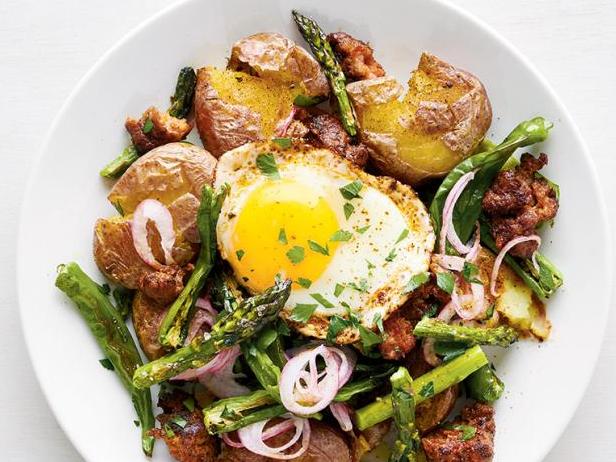 Come preparare - Purè di patate arrosto con chorizo ​​e uova strapazzate
