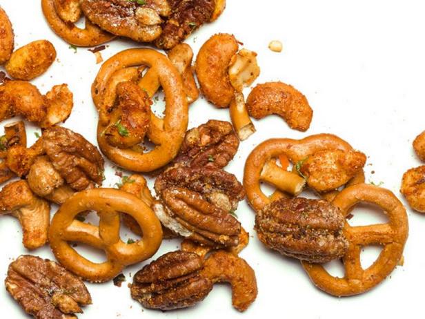Rezept für einen Brezel-Snack mit Cashewnüssen, Pekannüssen und Chipotle