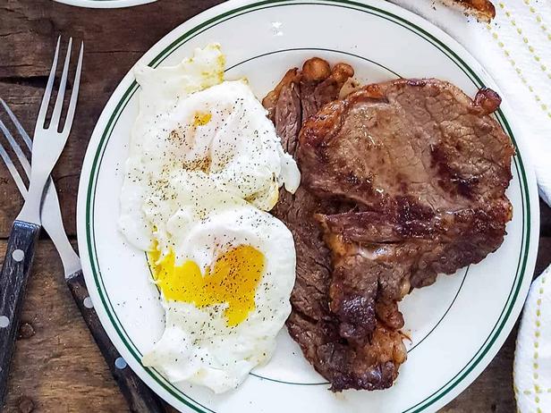 So kocht man gebratenes Steak zum Frühstück