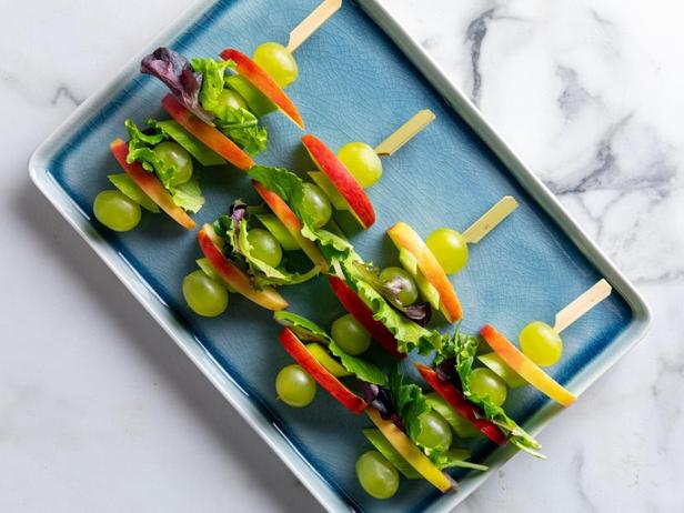 Wie man Waldorf-Salat am Spieß zubereitet
