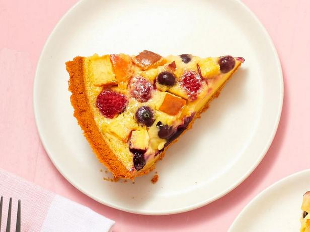 Rezept für Sauerrahmkuchen mit Pfirsichen und Beeren