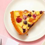 Sauerrahmkuchen mit Pfirsichen und Beeren
