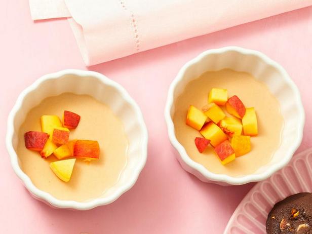 Wie man Pfirsich-Kokos-Panna-Cotta zubereitet