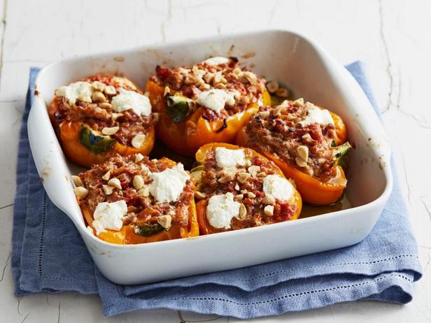 Wie man gefüllte Paprika mit Weizen zubereitet