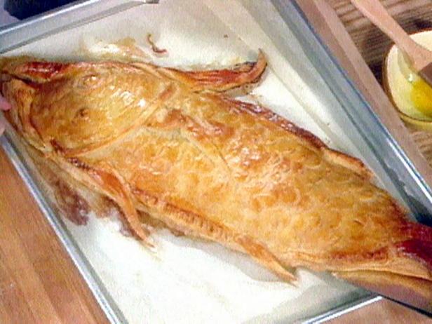 So macht man gefüllten Lachs im Teigmantel