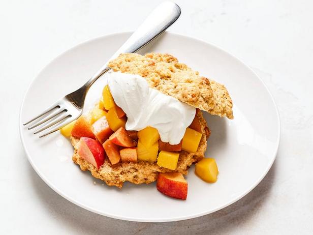 Wie man Pfirsich-Mango-Shortcakes zubereitet