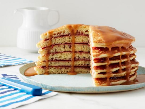 So backt man einen Pfannkuchen mit Erdnussbutter und Marmelade
