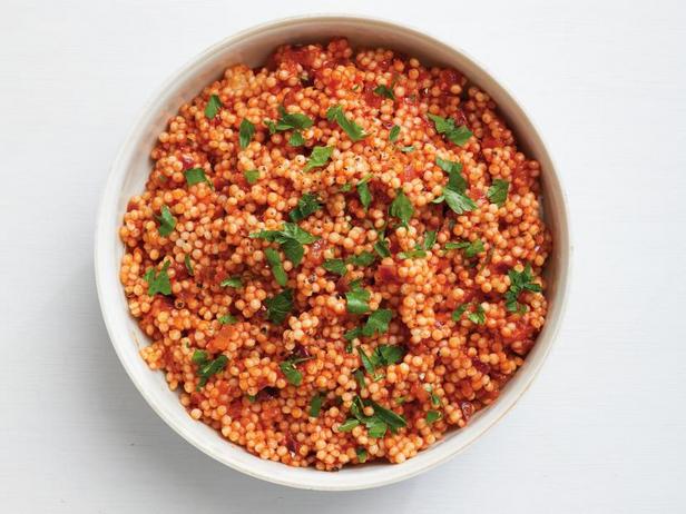 Wie man Ptitim in Tomatensoße zubereitet