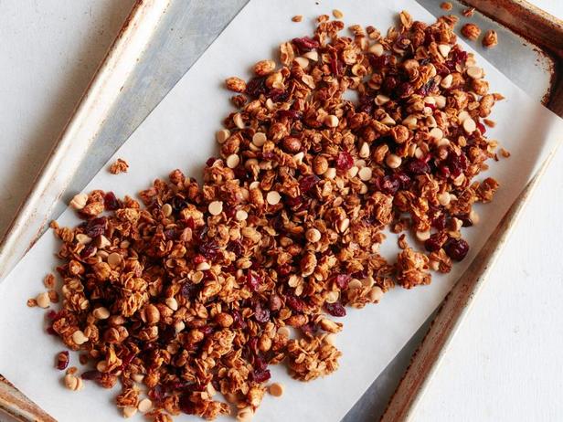 Wie man Erdnussbutter-Cranberry-Granola zubereitet