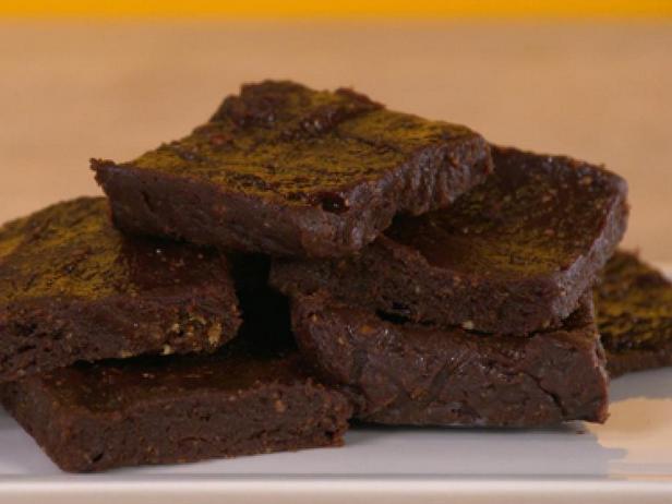 So macht man Erdnussbutter-Schokoladenstückchen-Proteinriegel