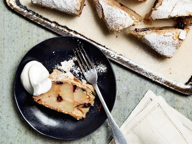 Wie man Birnenstrudel mit Cranberries zubereitet