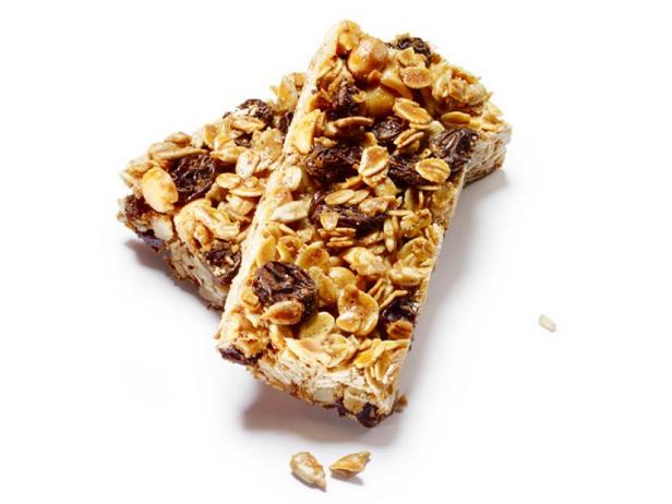 Wie man Erdnuss-Rosinen-Granola-Riegel zubereitet