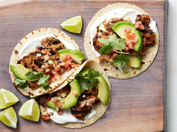 So bereiten Sie gesunde Chipotle-Schweinefleisch-Tacos vom Grill zu