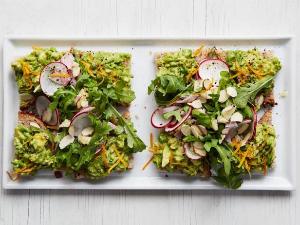So bereiten Sie einen gesunden Avocado-Schinken-Toast-Salat zu
