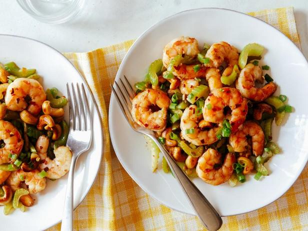 วิธีทำ - กุ้งผัดเผ็ดกับขึ้นฉ่ายและเม็ดมะม่วงหิมพานต์