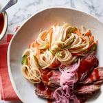 Flankensteak in Gochujang-Sauce mit Reisnudelsalat