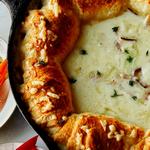 Croque-Monsieur-Dip-Sauce in einer Bratpfanne