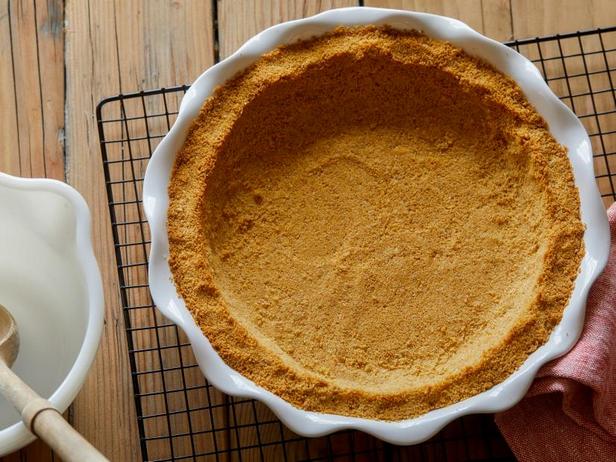 So bereiten Sie einen Graham-Cracker-Boden zu