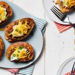 Gefüllte Süßkartoffel mit Fleisch-Chili-Sauce und Käse