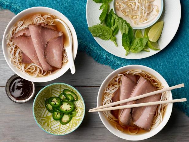 Rezept für schnelle Pho-Rindfleischsuppe