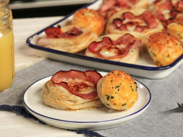 Zubereitung - Spiegeleier im Brötchen auf einem Backblech