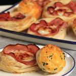 Spiegeleier im Brötchen auf einem Backblech