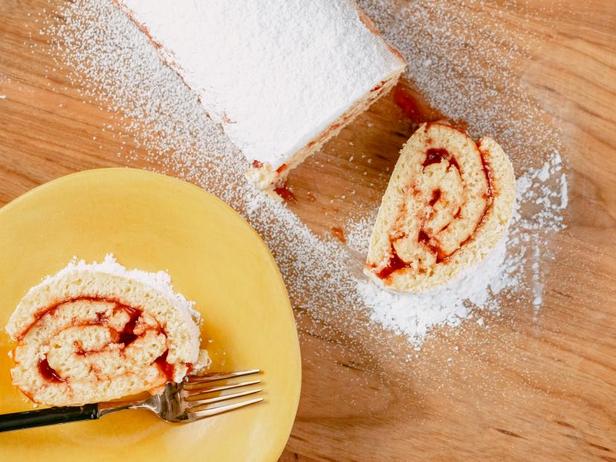 So macht man Biskuitrolle mit Marmelade