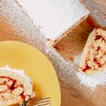 Biskuitrolle mit Marmelade