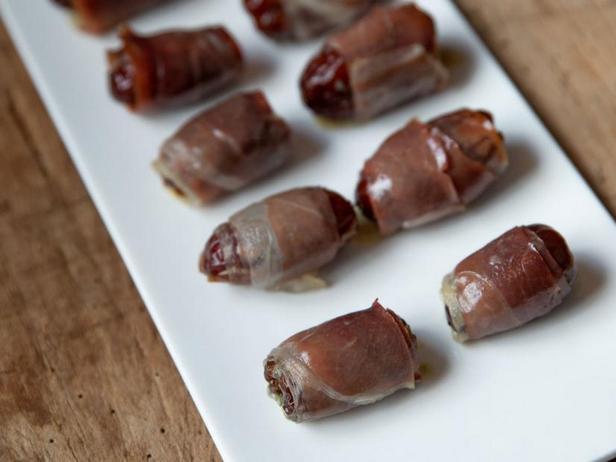Come preparare - Datteri caldi con formaggio erborinato e prosciutto