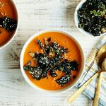 حساء ميسو مع بطاطا حلوة مشوية وفوريكاكي مع الكرنب