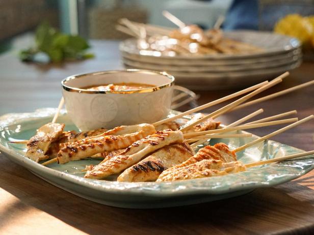 Wie man Hähnchen-Satay mit Erdnusssauce zubereitet
