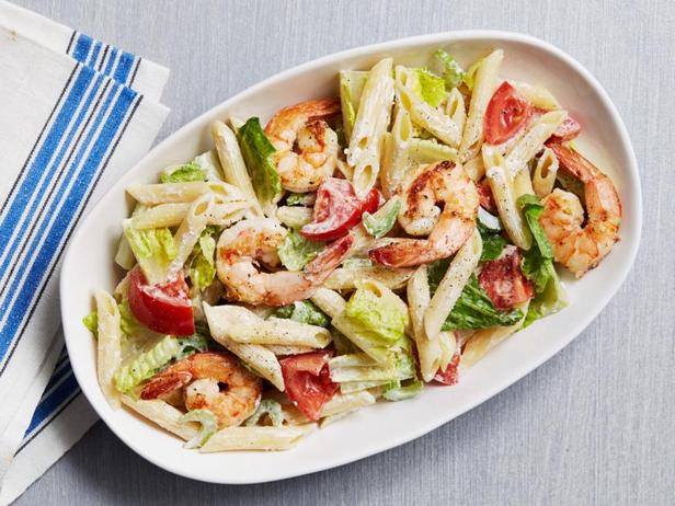 Wie man Caesar Salad mit Nudeln und Garnelen zubereitet