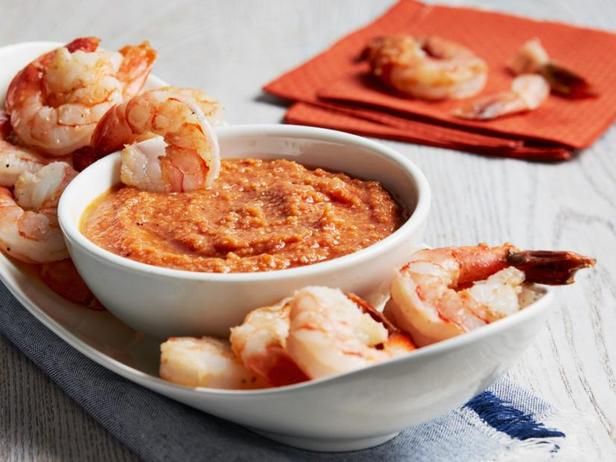 Wie man Garnelencocktail mit Gazpacho zubereitet
