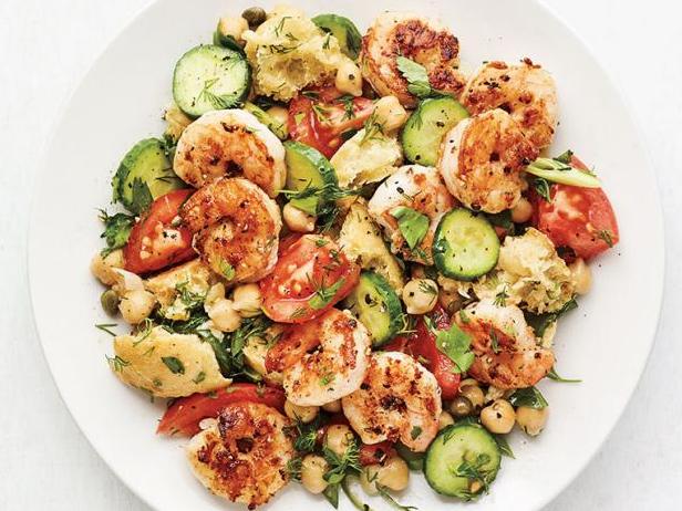 Wie man Panzanella mit Garnelen zubereitet