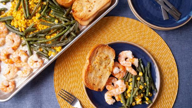Rezept für ein Blechgericht: Garnelen-Scampi, grüne Bohnen und Mais