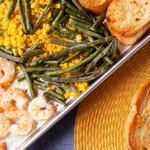 Abendessen vom Blech: Garnelen-Scampi, grüne Bohnen und Mais
