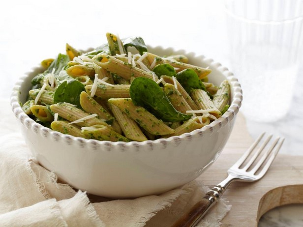 Penne-Nudeln mit Käse und Spinat