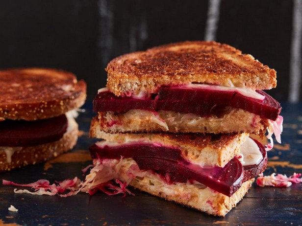 Reuben-Sandwich mit Sauerkraut und Rote Bete