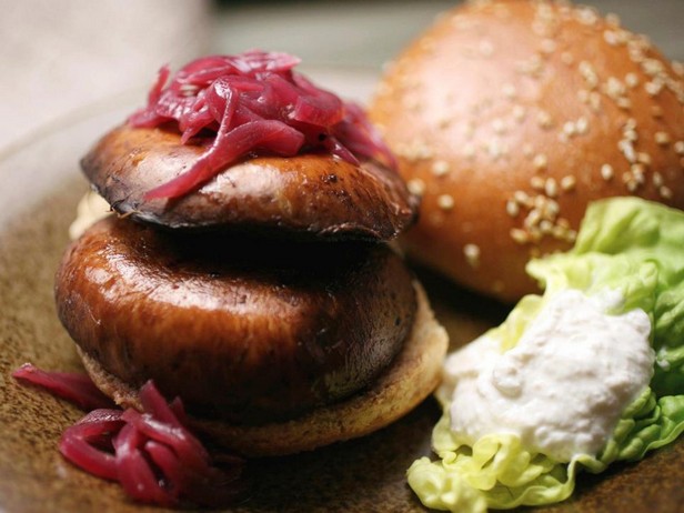 Burger mit gebratenen Portobello-Pilzen und Zwiebelmarmelade