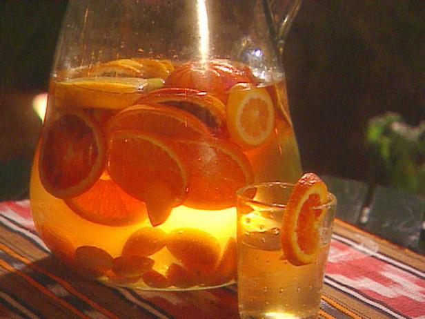 Wie man kalifornische weiße Zitrus-Sangria zubereitet