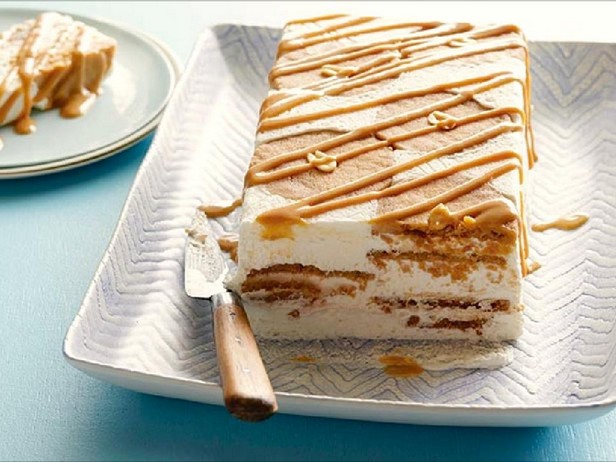 Kaltes Schichtdessert mit Erdnussbutterkeksen