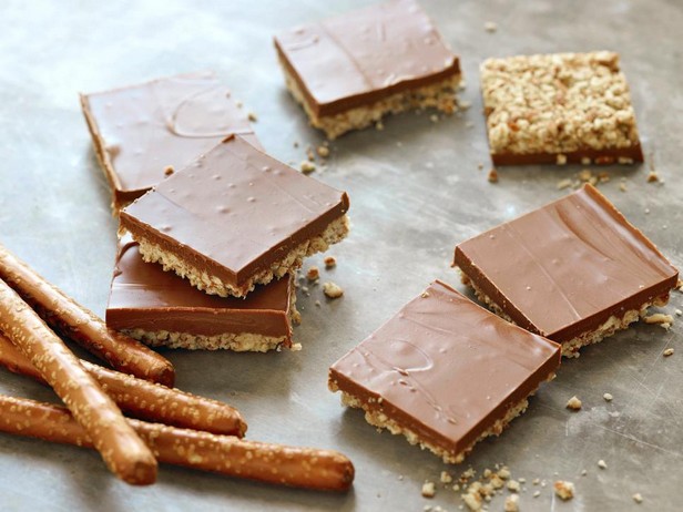 Schokoladenbonbons mit Erdnussbutter und Strohhalmen