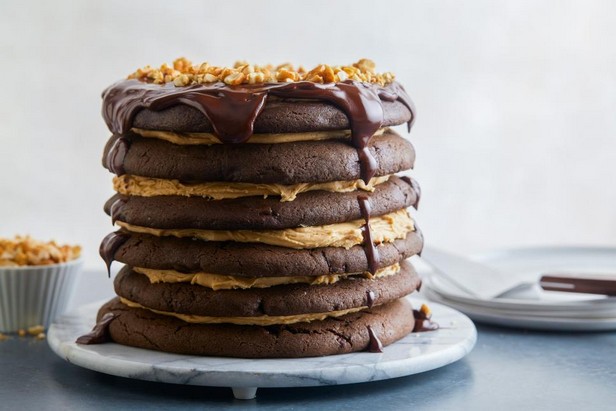 Geschichteter Schokoladenkekse und Erdnussbutterkuchen