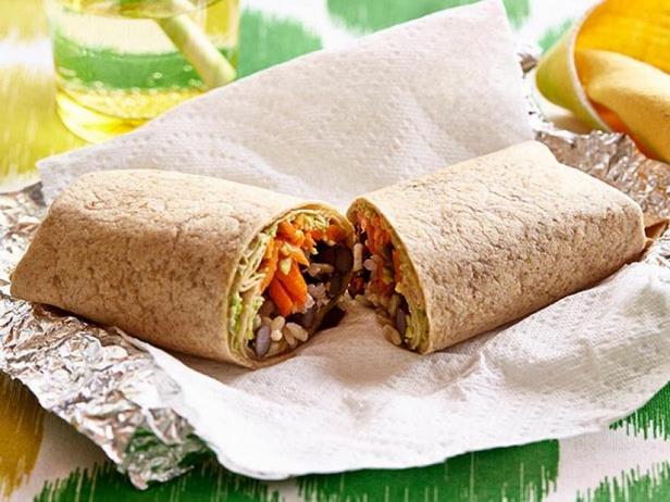 So macht man einen Burrito mit braunem Reis und Bohnen