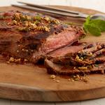 Gebratenes Flankensteak mit Paprika und gewürzten Nüssen