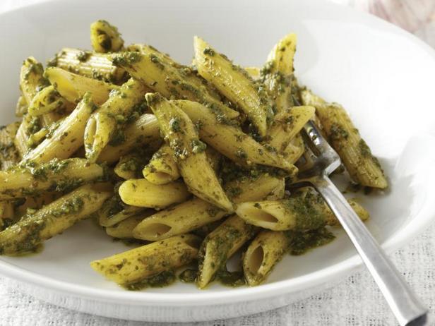 Wie man Penne-Nudeln mit Pesto zubereitet