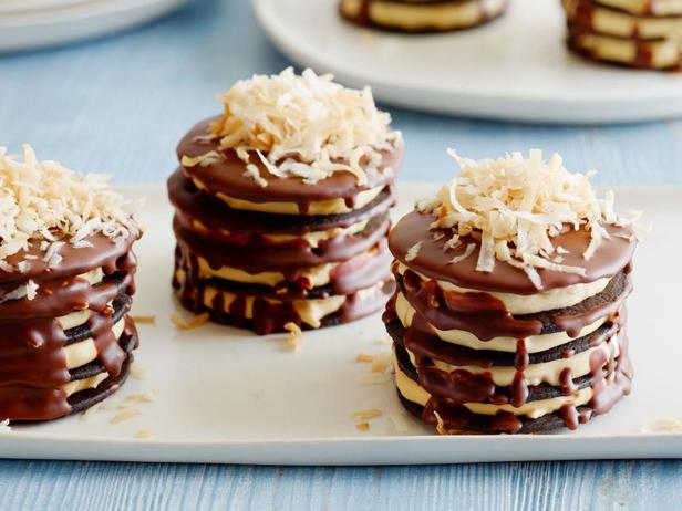 So macht man Kokos-Karamell-Brownies ohne Backen