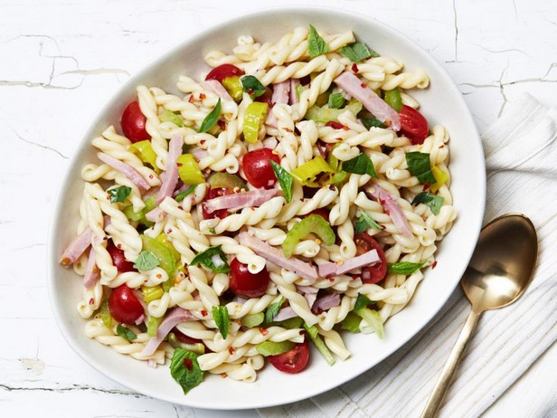 Pikanter italienischer Nudelsalat mit Schinken